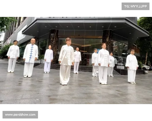 峨眉派掌门跨界时尚圈与品牌联名设计发光武术鞋引领潮流风尚